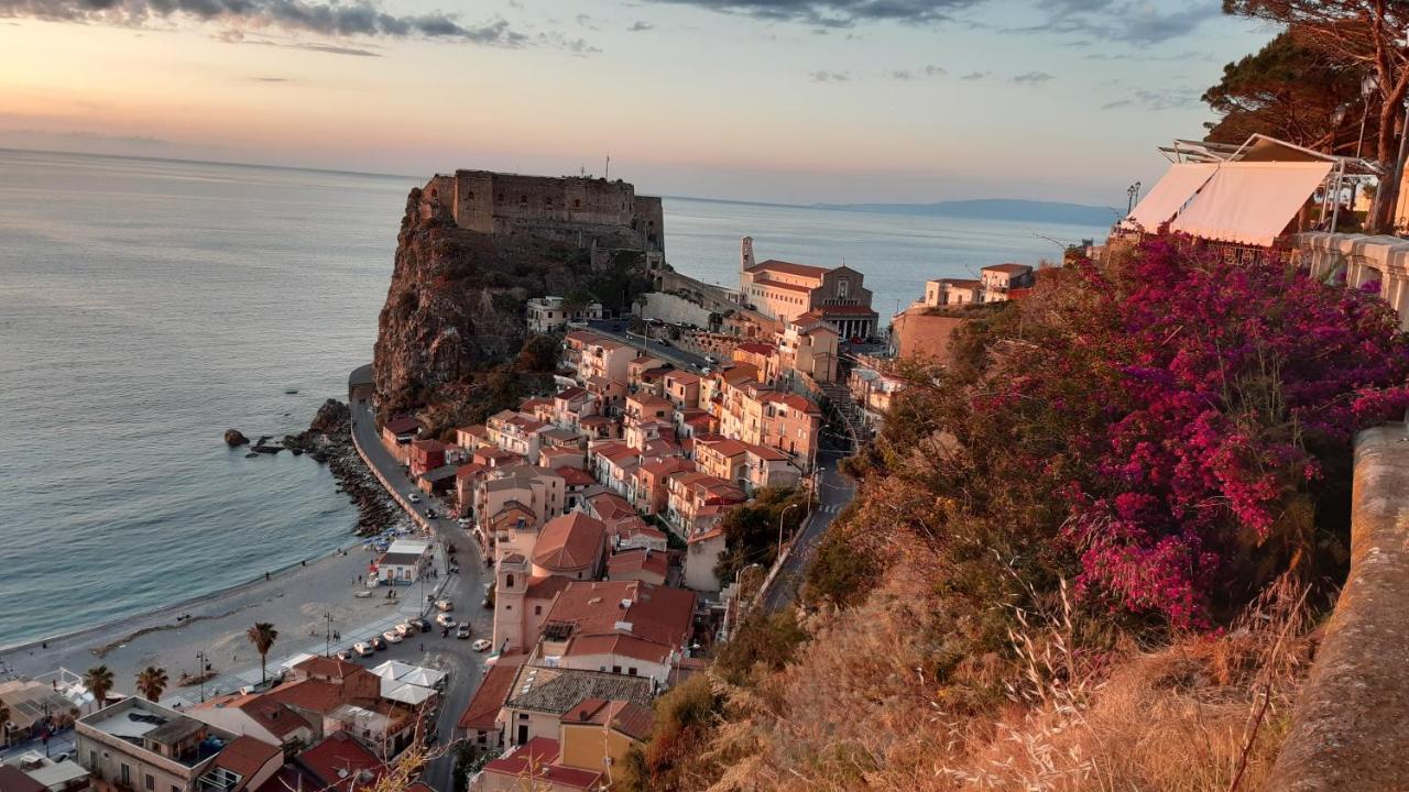 Вилла Casa "Paolo E Francesca" Monolocali Шилла Экстерьер фото